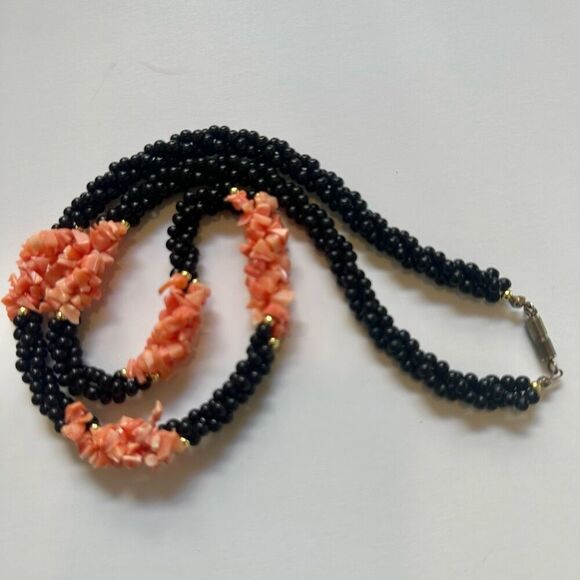Coral and onyx beaded necklace - Picture 4 of 8